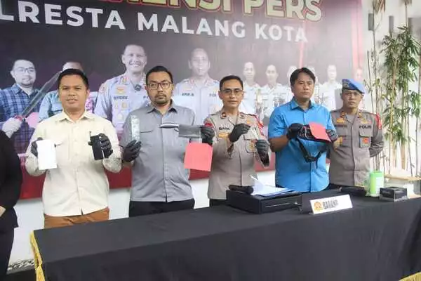 rilis ungkap kasus curat di polresta malang kota, kamis (2742023). (jup) - Polresta Ungkap Pencurian Brankas Uang Berpisau Daging