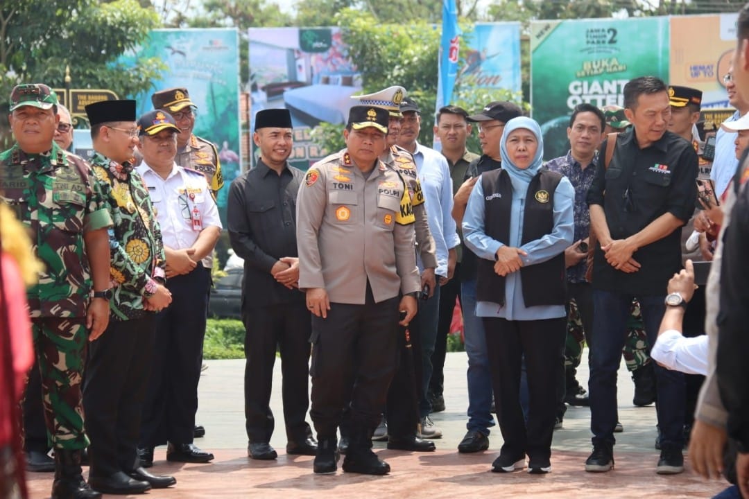 Rombongan Gubernur Jatim bersama Kapolda Jatim dan Pangdam V Brawijaya di Wisata Jatim Park 1. (ist) - Pesan Khofifah pada Pengelola Wisata dan ASN Kota Batu