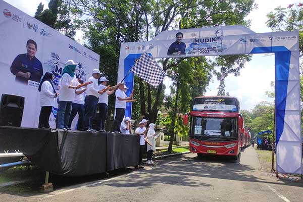 Rombongan pemudik 'Mudik Gratis Bersama BUMN' diberangkatkan ke 6 rute tujuan. (rhd) - Perum Jasa Tirta I Berangkatkan 350 Pemudik Mudik Gratis Bersama BUMN
