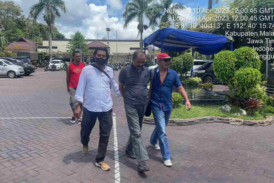 rosidi seusai ditangkap di rumah temannya dan di bawa ke polres malang