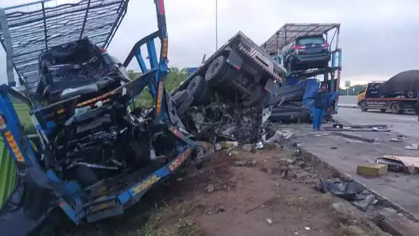 salah satu kendaraan yang terlibat dalam laka karambol di tol boyolali km 487+600. (jl) - Korban Laka Karambol di Tol Boyolali Bertambah Jadi 8 Orang