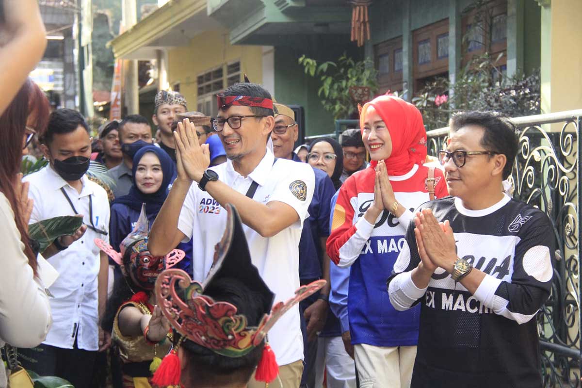 Sandiaga Uno bersama Wali Kota Malang, Sutiaji, menyapa masyarakat Kampung Kayutangan Heritage. (jup) - Sandiaga Uno Terpikat Kayutangan Heritage Kota Malang, Nominator ADWI 2023