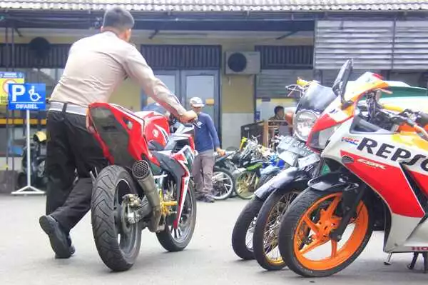 sebuah sepeda motor diamankan, hasil dari operasi ketupat semeru 2023. (jup) - Motor Pelanggar Tak Diambil, Polisi Akan Tetapkan sebagai Barang Temuan