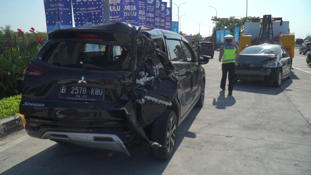sejumlah kendaraan yang terlibat kecelakaan karambol di tol boyolali