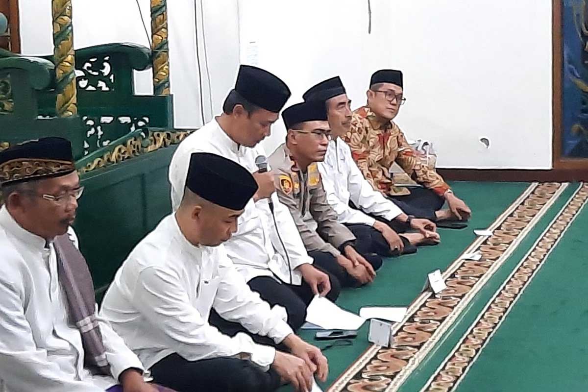 Sekda Kota Batu, Zadim Efisiensi memberikan sambutan acara Safari Ramadan di Masjid Raudhatul Amni Mapolres Batu. (dik) - Pesan Safari Ramadan Hari Keenam Pemkot Batu di Masjid Roudotul Amni