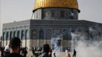 Serangan polisi Israel ke warga Palestina. (ist) - Liga Arab Rapat Darurat Usai Israel Serang Orang Palestina di Masjid Al Aqsa