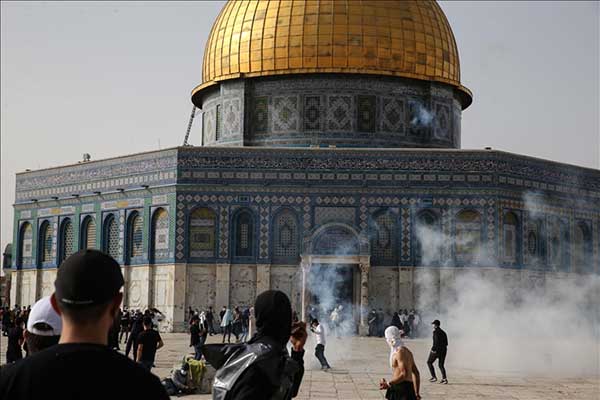 Serangan polisi Israel ke warga Palestina. (ist) - Liga Arab Rapat Darurat Usai Israel Serang Orang Palestina di Masjid Al Aqsa