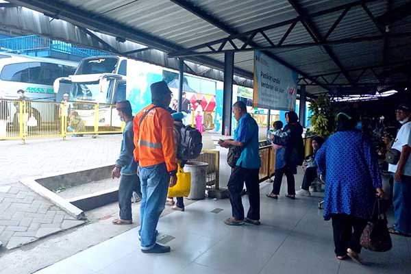 Situasi lonjakan penumpang di Terminal Arjosari saat H+3 lebaran. (jup) - H+3, Terminal Arjosari Terpantau Lonjakan Tinggi Penumpang