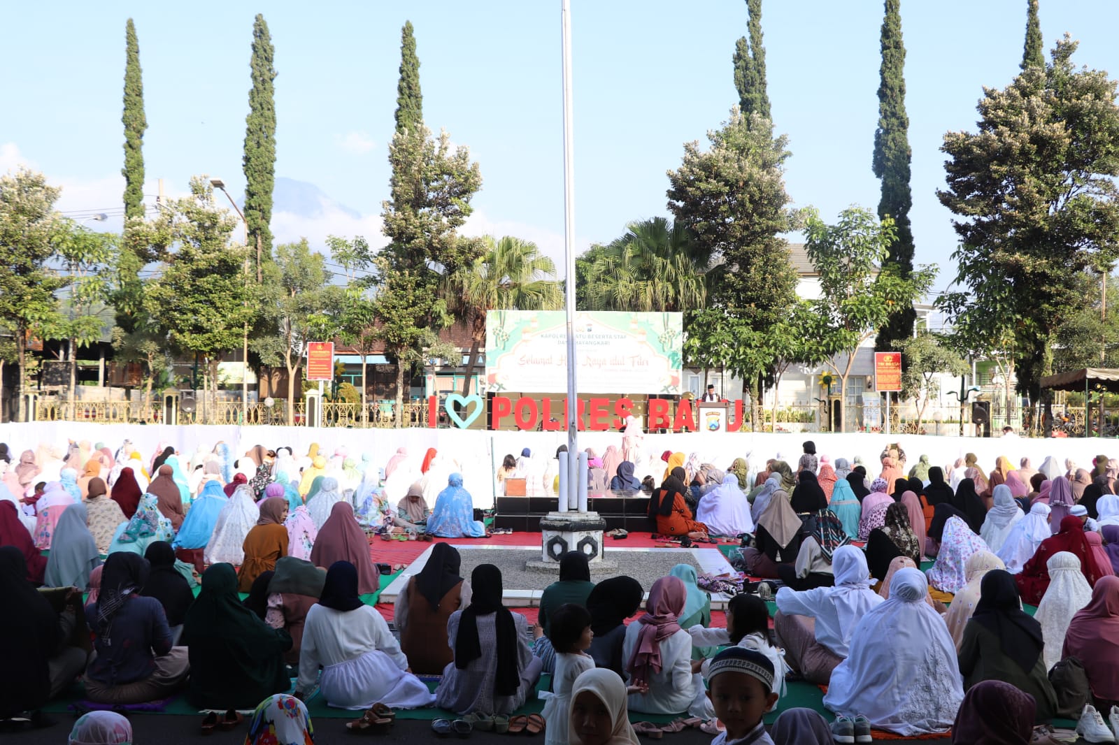Suasana Salat Idul Fitri di lapangan Mapolres Batu. (ist) - Pecalang dan Umat Nasrani Bantu Amankan Salat Ied di Mapolres Batu