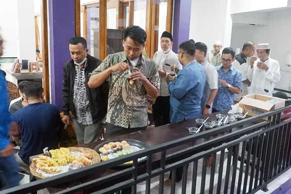 Suasana buka bersama sivitas akademik Unitri. (ist) - Unitri Berkomitmen Tingkatkan Kualitas SDM Mahasiswa Indonesia Timur