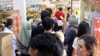 Suasana pembeli di salah satu pusat oleh-oleh di Sanan, Kota Malang. (jup) - Omset Penjualan Oleh-oleh Kota Malang Meningkat Tiga Kali Lipat
