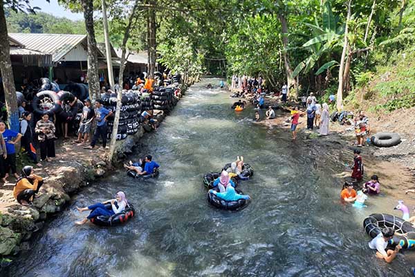 Suasana wahana River Tubing di Wisata Pemandian Sumber Maron. (dik) - Barang Berharga Wisatawan Tercebur di Sungai Sumber Maron? Jangan Khawatir