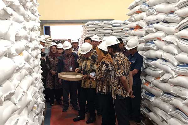 Sutiaji mengecek ketersediaan beras di Bulog KC Malang. (jup) - Sutiaji Pastikan Harga Kebutuhan Pokok Tidak Alami Gejolak Jelang Lebaran
