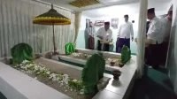 tabur bunga di pesarean ki ageng gribig oleh para pejabat pemkot malang. (jup) - Jajaran Pemkot Malang Sowan ke Makam Ki Ageng Gribik di HUT ke-109 Kota Malang