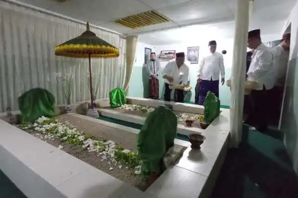 tabur bunga di pesarean ki ageng gribig oleh para pejabat pemkot malang. (jup) - Jajaran Pemkot Malang Sowan ke Makam Ki Ageng Gribik di HUT ke-109 Kota Malang