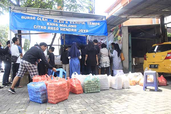 Tenda jualan oleh-oleh dengan keuntungan puluhan juta saat lebaran. (jup) - Bermodal Tenda Jualan Oleh-oleh Raup Untung Puluhan Juta saat Lebaran