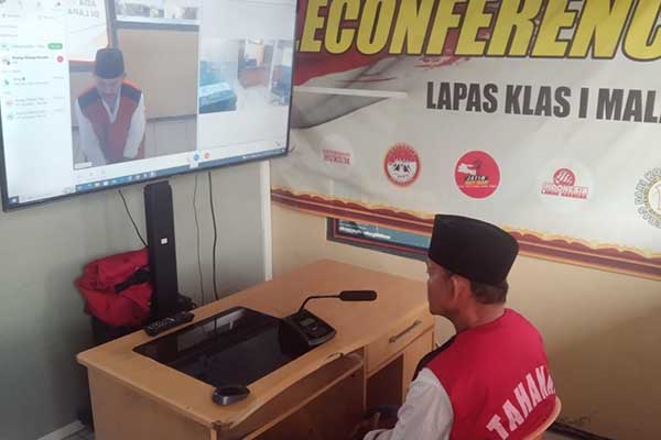 Terdakwa Kasus Pencabulan Anak, Aris Rosidi, mengikuti persidangan lewat aplikasi Zoom Meeting. (ist) - Lansia Pencabul Anak Diganjar 10 Tahun Hukuman Penjara
