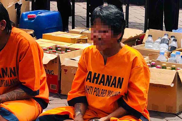 Tersangka Muslimah - Bisnis Lendir Berkedok Warung Kopi di Wajak Digrebek Polisi