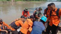 tim bpbd bojonegoro evakuasi korban tenggelam di sungai bengawan solo