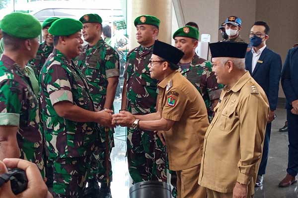 Wali Kota Malang, Sutiaji bersalaman dengan Pangdam V/Brawijaya, Mayjen TNI Farid Makruf, Senin (3/4/2023). (jup) - Pangdam V/Brawijaya Puji Tiga Kepala Daerah Malang Raya