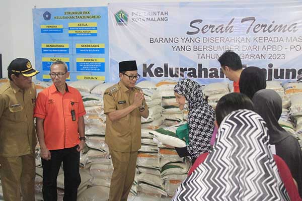 Wali Kota Malang, Sutiaji mendampingi penerima bantuan di Kelurahan Tanjungrejo. (jup) - Sutiaji Pastikan Penyaluran Bantuan Beras Berjalan Lancar