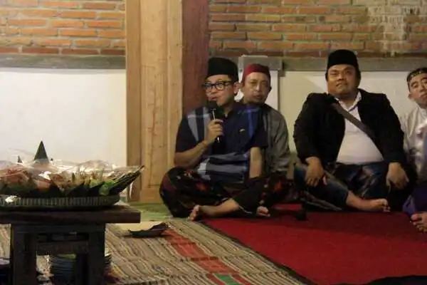 wali kota malang, sutiaji sedang memberikan sambutan usai pembacaan tahlil dan doa. (jup) - Jajaran Pemkot Malang Sowan ke Makam Ki Ageng Gribik di HUT ke-109 Kota Malang
