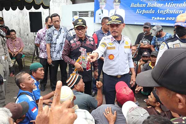 Wali Kota Malang berdialog bersama sopir angkot. (ist) - Pemkot Malang Salurkan Rp1 Miliar Subsidi BBM Angkot