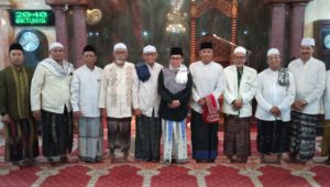 wali kota malang bersama dengan para pengurus takmir masjid