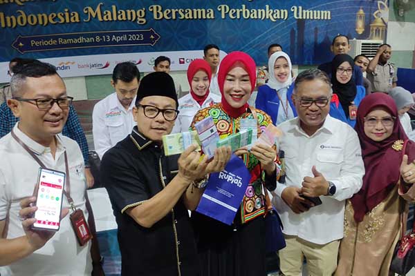 Wali Kota Malang dan istri usai menukarkan uang baru. (rhd) - Ribuan Warga Malang Tumplek Blek Tukar Uang Baru di Gedung Kartini
