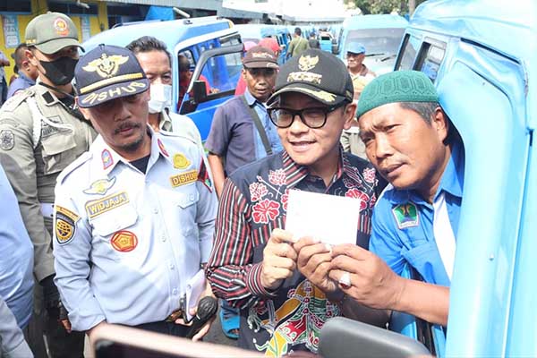 Wali Kota Malang memberikan voucher BBM kepada sopir angkot. (ist) - Pemkot Malang Salurkan Rp1 Miliar Subsidi BBM Angkot
