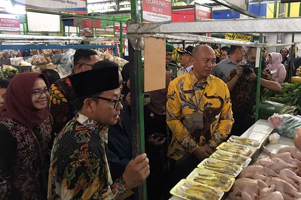 Wali Kota Malang, saat berada di Pasar Bunurejo untuk memantau harga. (jup) - Sutiaji Pastikan Harga Kebutuhan Pokok Tidak Alami Gejolak Jelang Lebaran