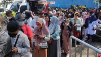 Warga Malang antri mengular untuk menukarkan uang baru. (rhd) - Ribuan Warga Malang Tumplek Blek Tukar Uang Baru di Gedung Kartini