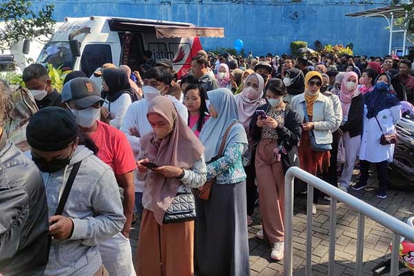Warga Malang antri mengular untuk menukarkan uang baru. (rhd) - Ribuan Warga Malang Tumplek Blek Tukar Uang Baru di Gedung Kartini