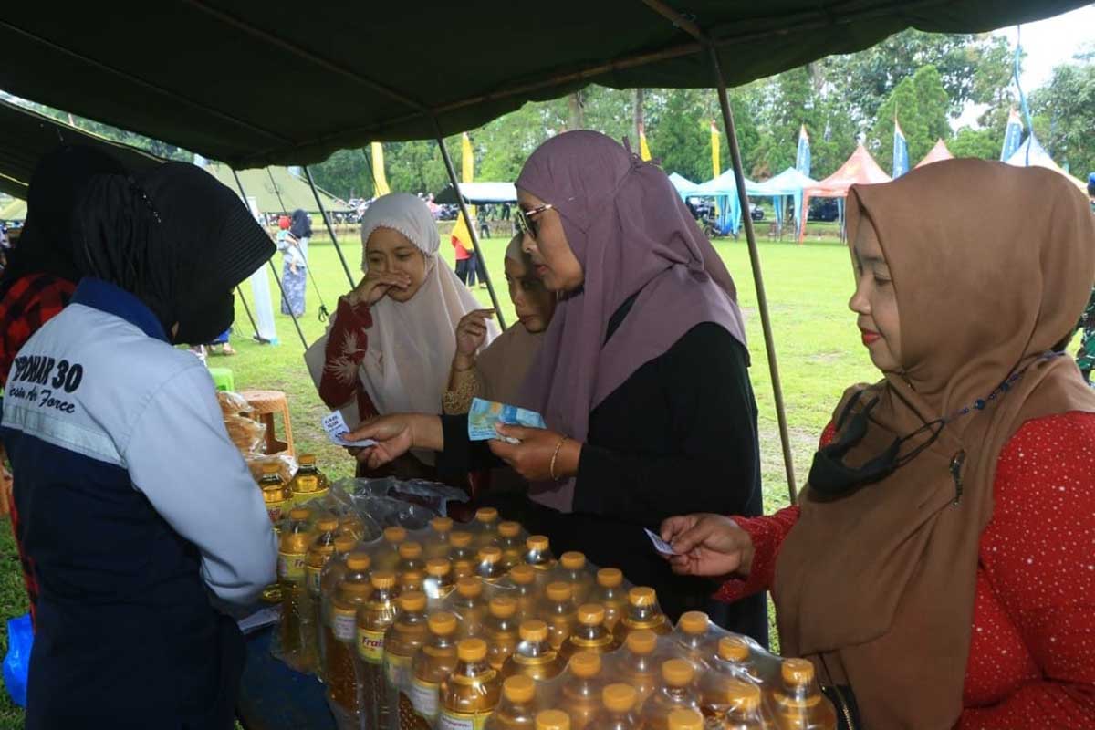 Warga sekitar memanfaatkan kegiatan Bazaar dan Pasar Murah dari Lanud Abd Saleh. (ist) - Potret Kepedulian Lanud Abd Saleh pada Sesama, Rangkaian HUT ke-77 TNI AU
