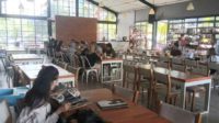 wisatawan menikmati makan siang di niki kopitiam restaurant