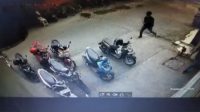 pelaku terekam cctv saat menuju parkiran kaza mall