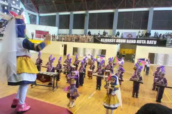 Aksi salah satu Grup peserta Kejurkot Drum band PDBI KONI Kota Batu. (ist) - Kejurkot Drumband, Cara KONI Bidik Atlet Drum Band Usia Dini