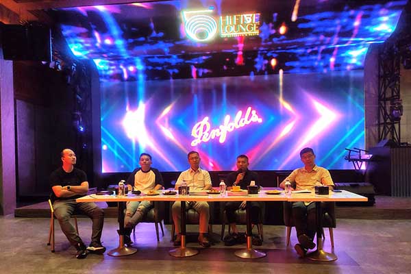 Anang Hermansyah, saat menjawab pertanyaan awak media di Anang Family Karaoke and Hi5five Lounge. (rhd) - Anang Family Karaoke and Hi5five Lounge Terapkan Royalti Penggunaan Lagu