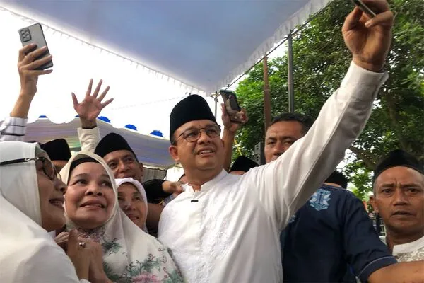 Anies Baswedan saat mendatangi kegiatan Istighotsah Kubro dan pengajian umum yang diselenggarakan di Ponpes Darul Muttaqin, Kecamatan Turen, Kabupaten Malang. (wul) - Masih Banyak Waktu, Anies Baswedan Optimis Menuju RI 1