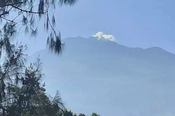 Asap putih, diduga sebagai titik api/ hot spot. (dik) - Kasus Kebakaran Hutan Mengancam, Tahura Raden Soeryo Siaga Satu