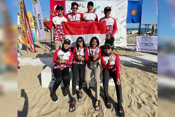 Atlet Indonesia dalam Kejuaran Paragliding Accuracy World Cup seri 2 di Turki. (ist) - Atlet Paralayang Batu Harumkan Nama Bangsa di Turki