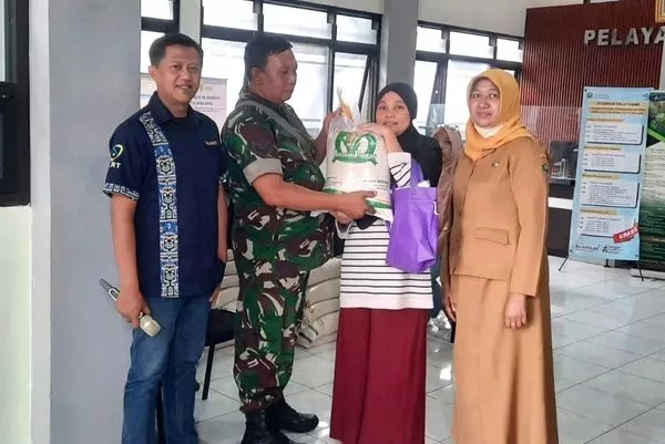 babinsa blimbing dampingi penyaluran bantuan beras cbp bulog. (ist) - Babinsa Blimbing Dampingi Penyaluran Bantuan Beras CBP Bulog