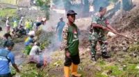babinsa kiduldalem bersama warga bersihkan bantaran sungai brantas. (ist) - Babinsa Kiduldalem Bersama Warga Bersihkan Bantaran Sungai Brantas