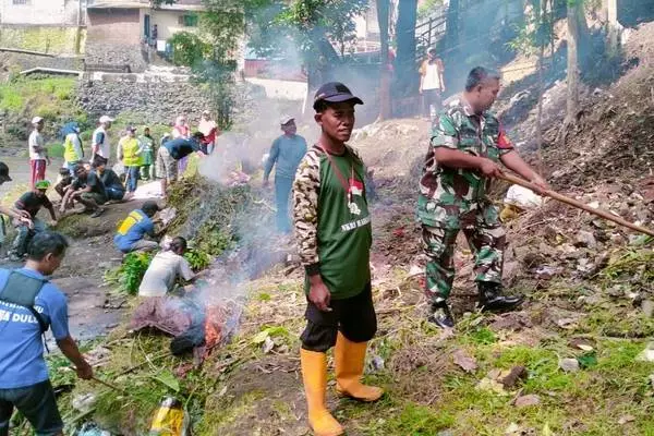 babinsa kiduldalem bersama warga bersihkan bantaran sungai brantas. (ist) - Babinsa Kiduldalem Bersama Warga Bersihkan Bantaran Sungai Brantas