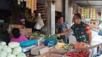 Babinsa Klojen pantau harga sembako di Pasar Tradisional Mergan - Jaga Stabilitas, Babinsa Klojen Pantau Harga Sembako di Pasar Tradisional Mergan