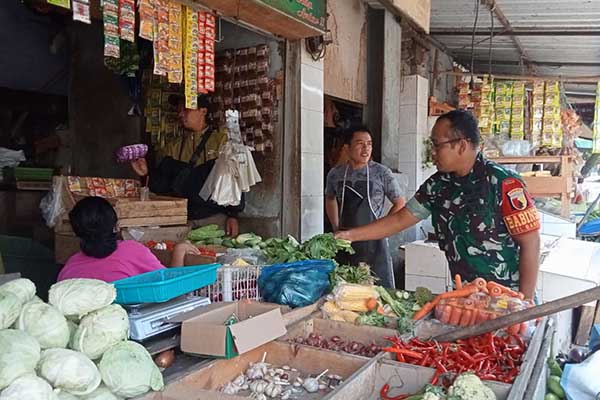 Babinsa Klojen pantau harga sembako di Pasar Tradisional Mergan - Jaga Stabilitas, Babinsa Klojen Pantau Harga Sembako di Pasar Tradisional Mergan