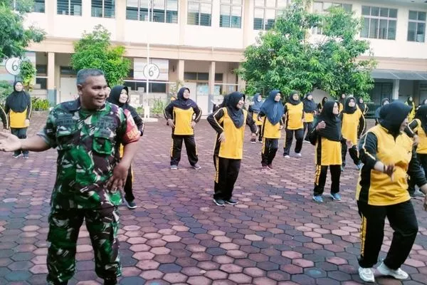 babinsa klojen senam bareng karang werdha kiduldalem. (ist) - Babinsa Klojen Senam Bareng Karang Werdha Kiduldalem