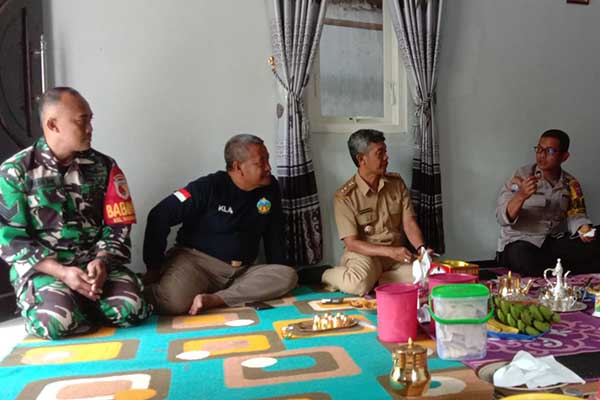 Babinsa Koramil Kedungkandang komsos bersama tiga pilar dan warga Wonokoyo. (ist) - Babinsa Koramil Kedungkandang Komsos Bersama Tiga Pilar dan Warga Wonokoyo