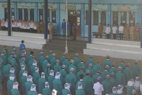 Babinsa Sukun bekali wawasan kebangsaan siswa SMKN 7 Malang. (ist) - Babinsa Sukun Bekali Wawasan Kebangsaan Siswa SMKN 7 Malang