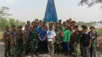 Babinsa bersama warga Wonokoyo bersihkan Monumen Perjuangan Hamid Rusdi. (ist) - Babinsa Bersama Warga Wonokoyo Bersihkan Monumen Perjuangan Hamid Rusdi